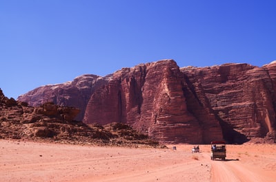 一群人去山附近的沙漠地带旅行